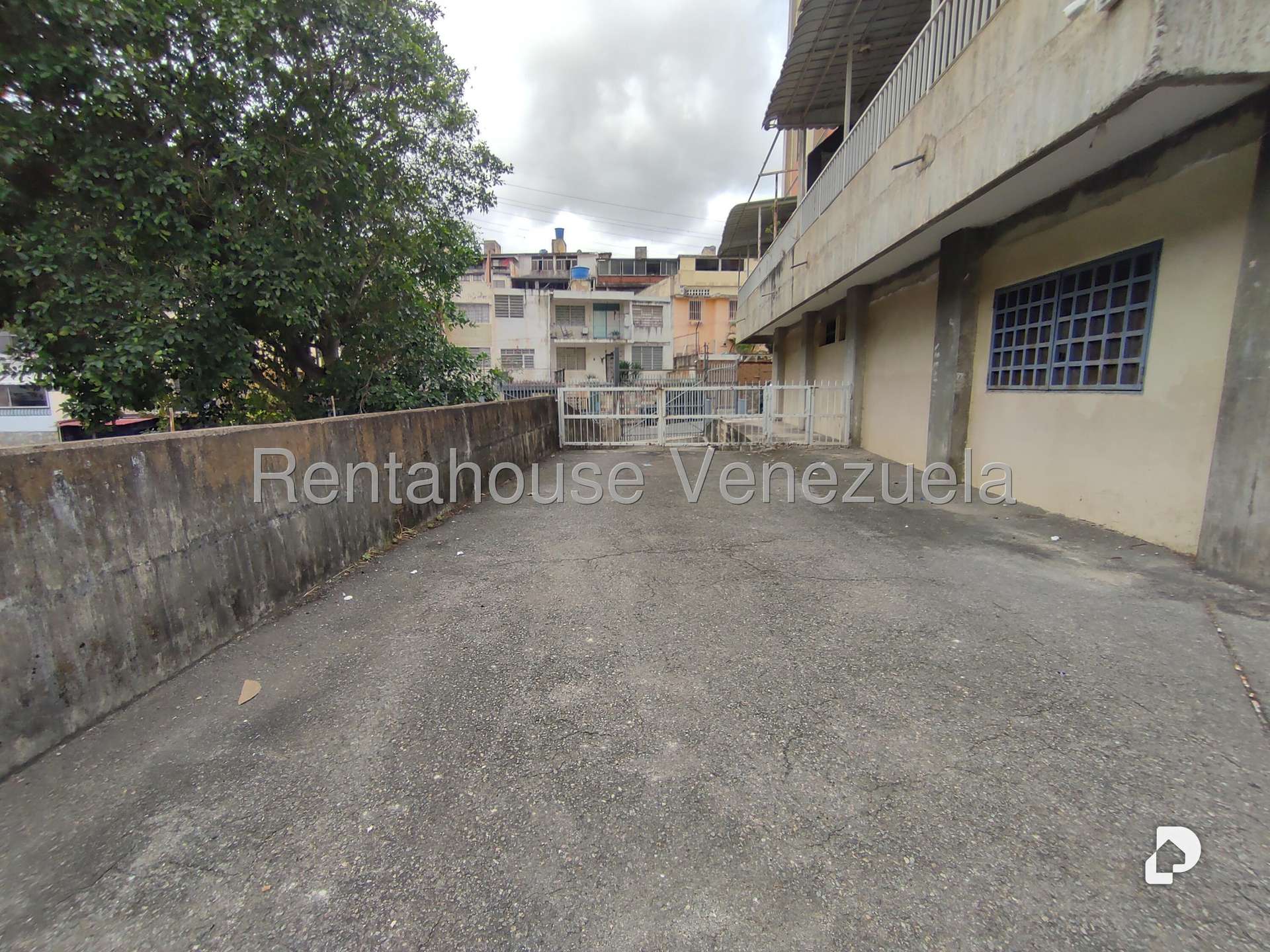 Local comercial en Parroquia Santa Rosalía, Caracas – 24