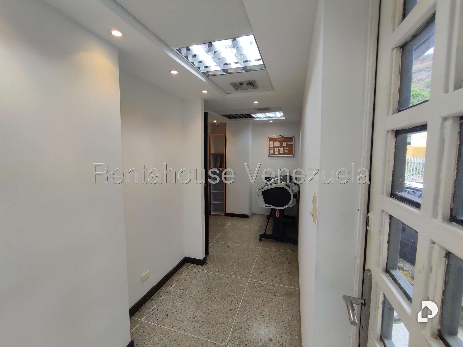 Local comercial en Parroquia Santa Rosalía, Caracas – 2