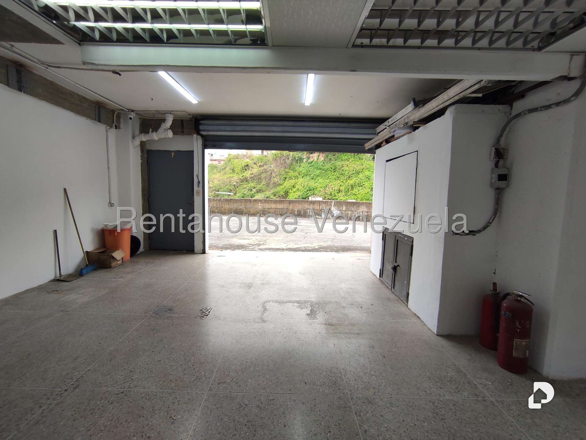 Local comercial en Parroquia Santa Rosalía, Caracas – 19