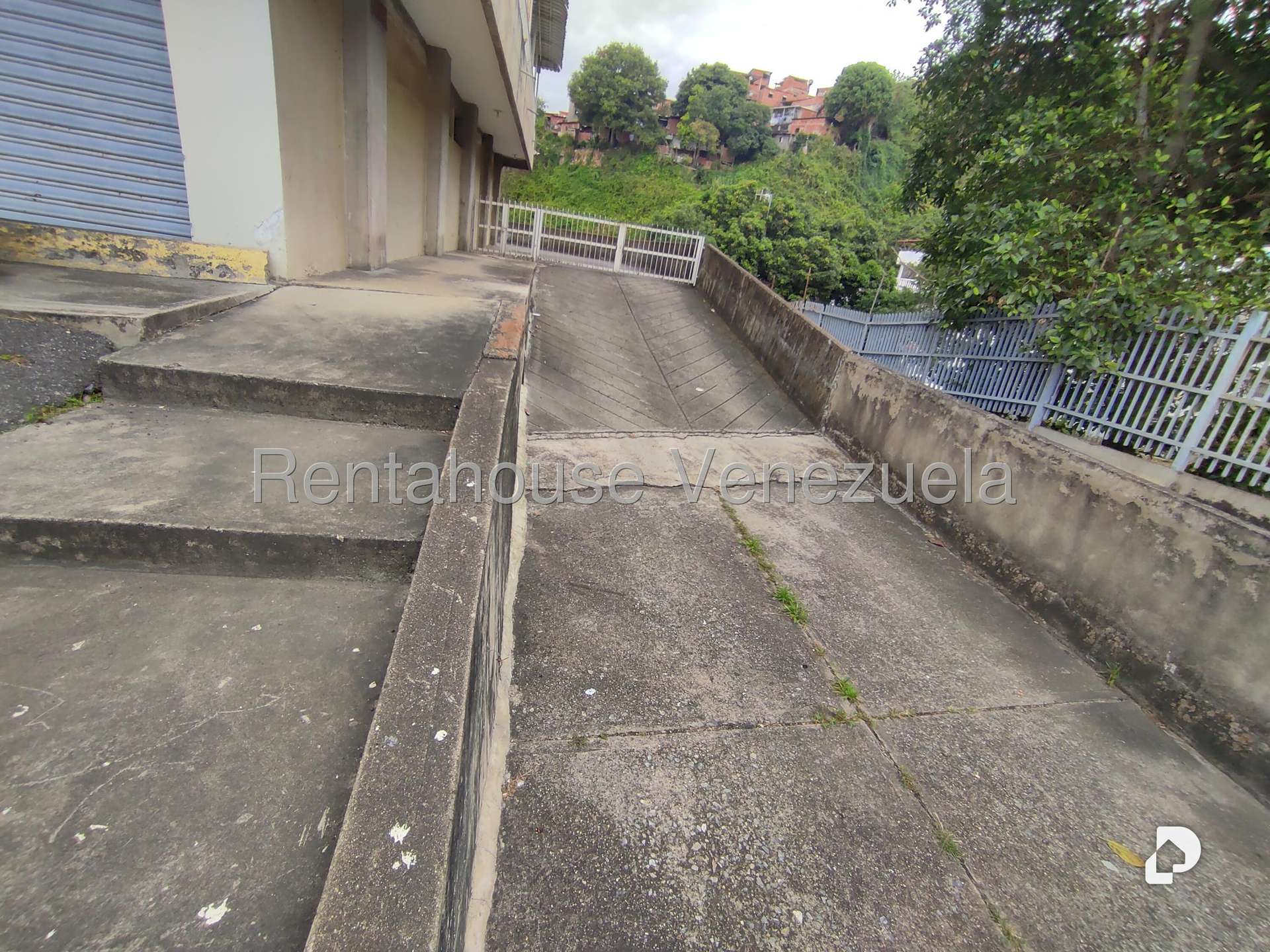 Local comercial en Parroquia Santa Rosalía, Caracas – 25
