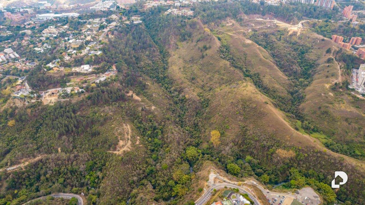 Land in Los Samanes, Caracas – 1
