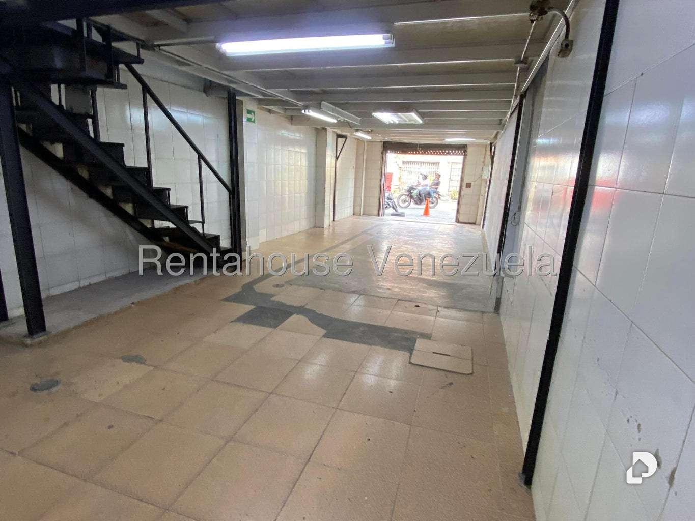 Local comercial en Puente Hierro, Caracas – 12