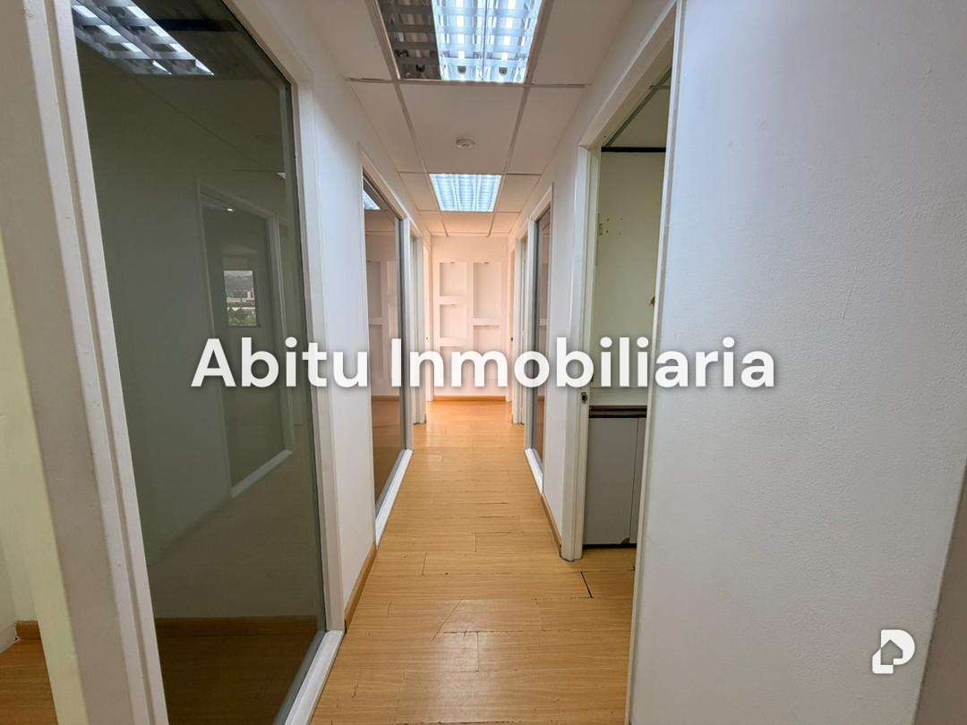 Oficina en Los Cortijos de Lourdes, Caracas – 18