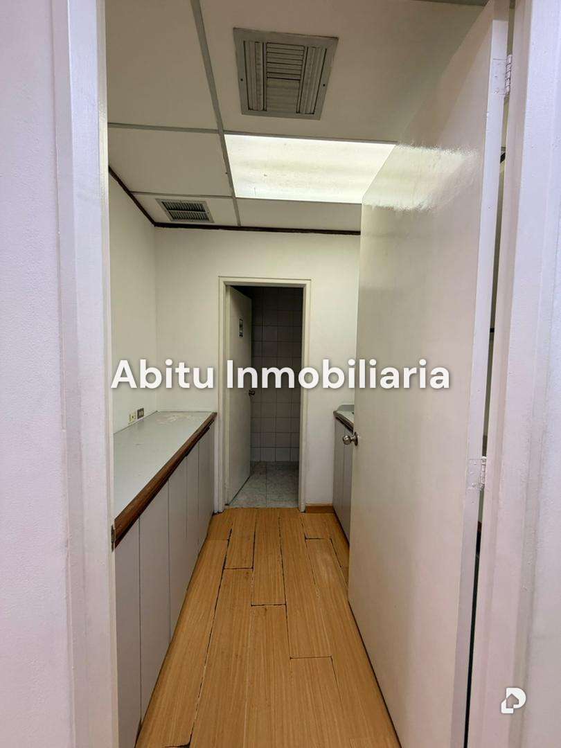 Oficina en Los Cortijos de Lourdes, Caracas – 15