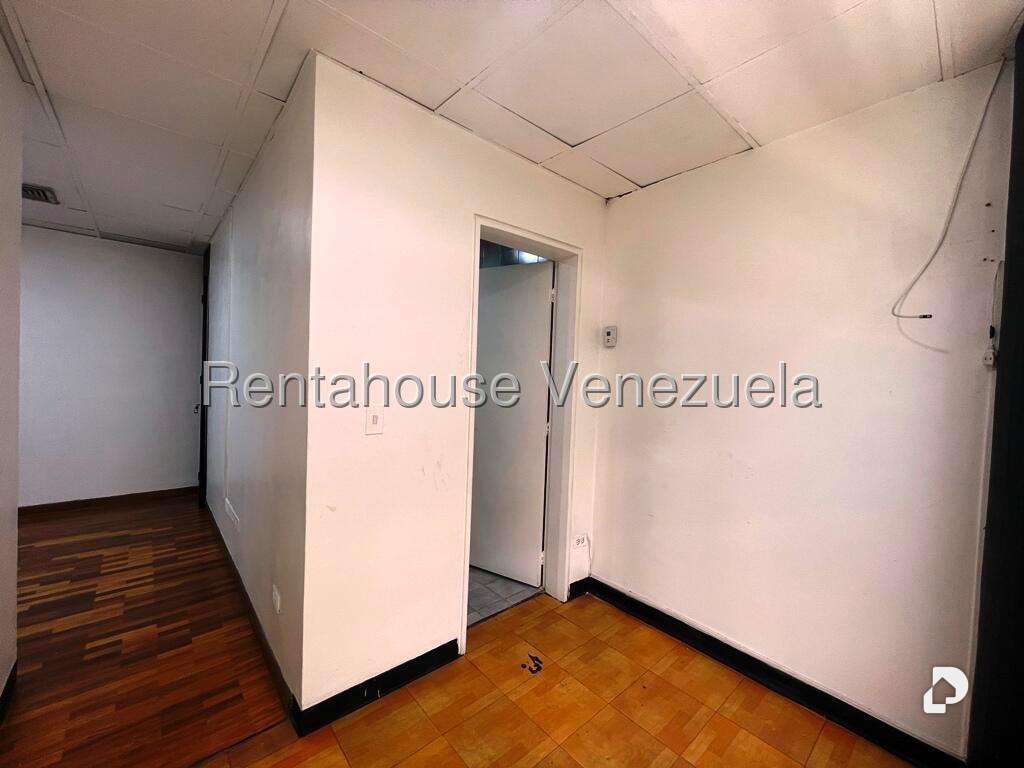 Office in Los Samanes, Caracas – 35