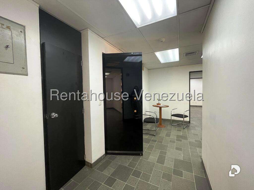 Office in Los Samanes, Caracas – 21