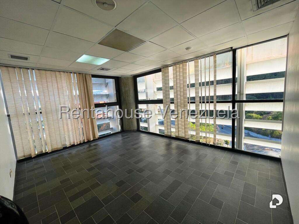 Office in Los Samanes, Caracas – 18