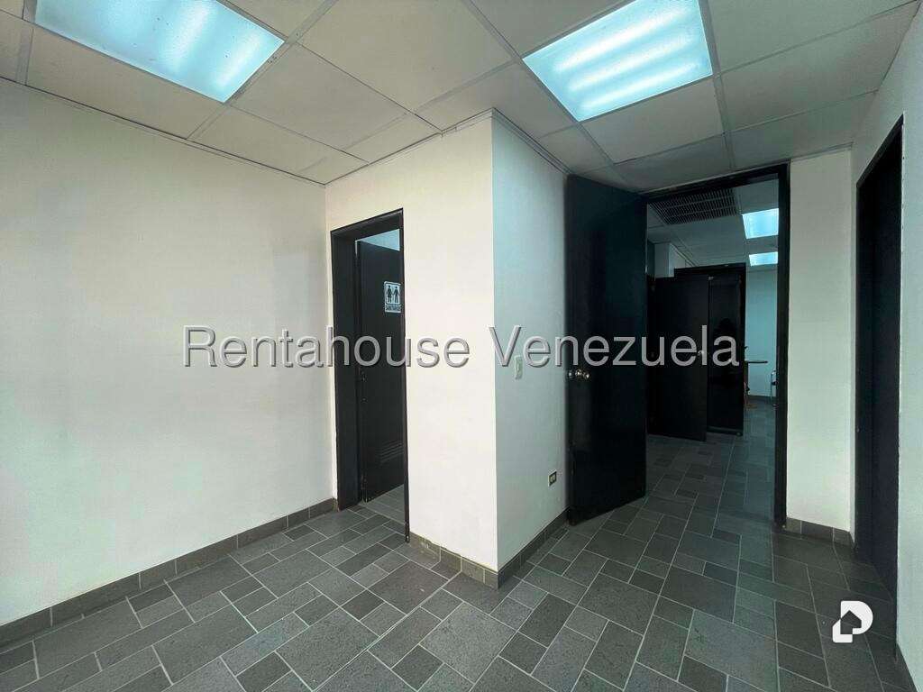 Office in Los Samanes, Caracas – 17