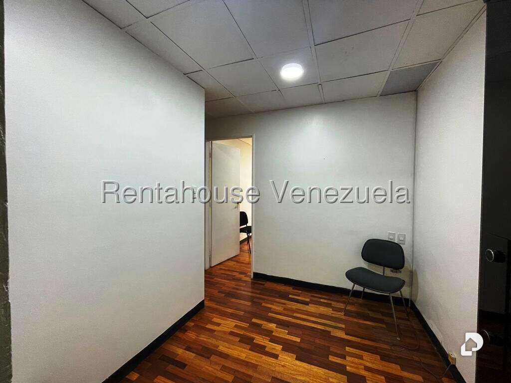 Office in Los Samanes, Caracas – 23
