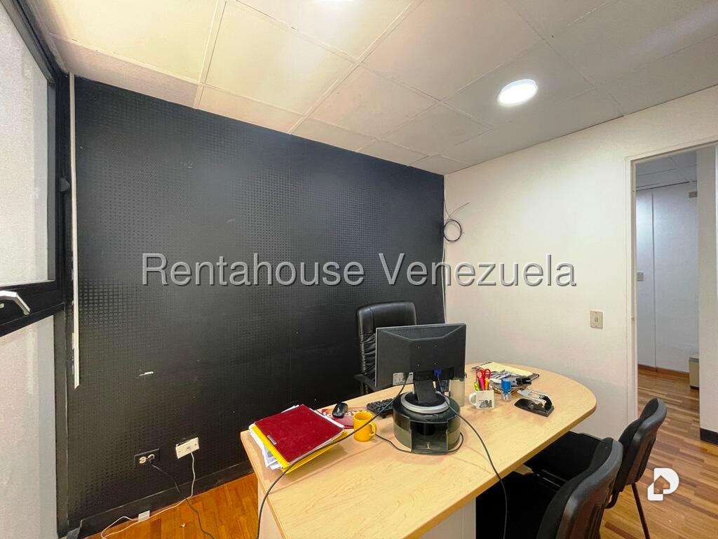 Office in Los Samanes, Caracas – 30