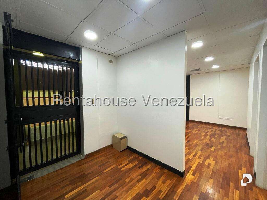 Office in Los Samanes, Caracas – 24