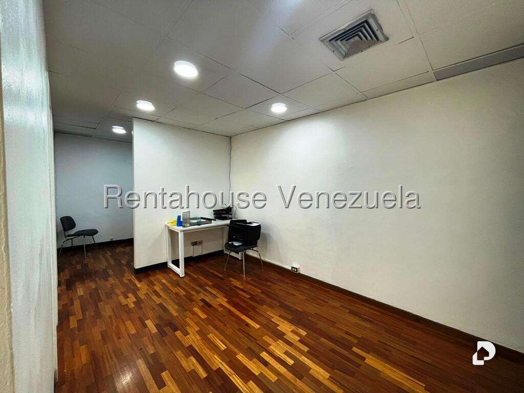 Office in Los Samanes, Caracas – 26