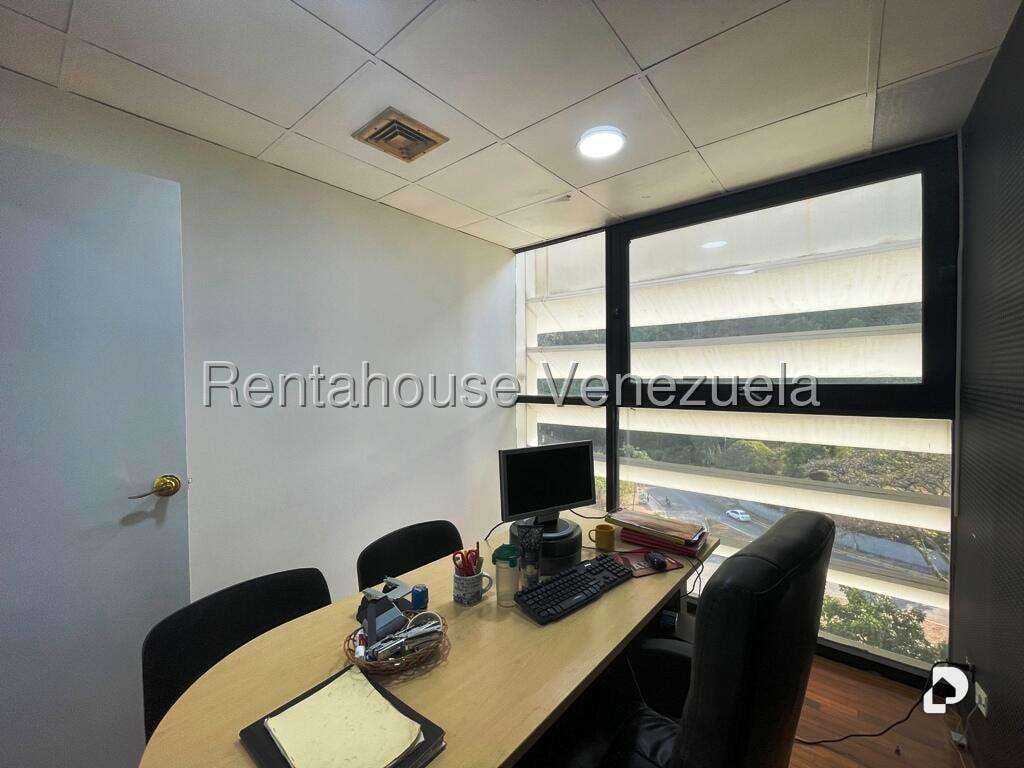 Office in Los Samanes, Caracas – 31