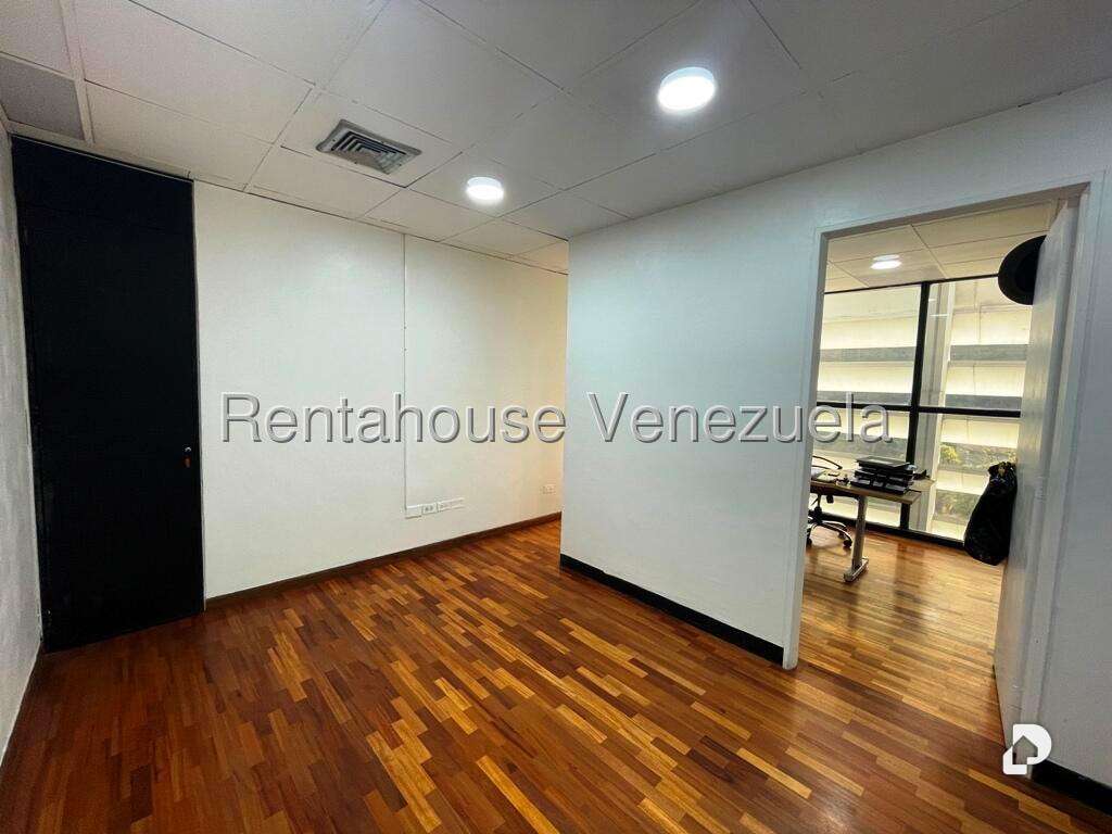 Office in Los Samanes, Caracas – 28