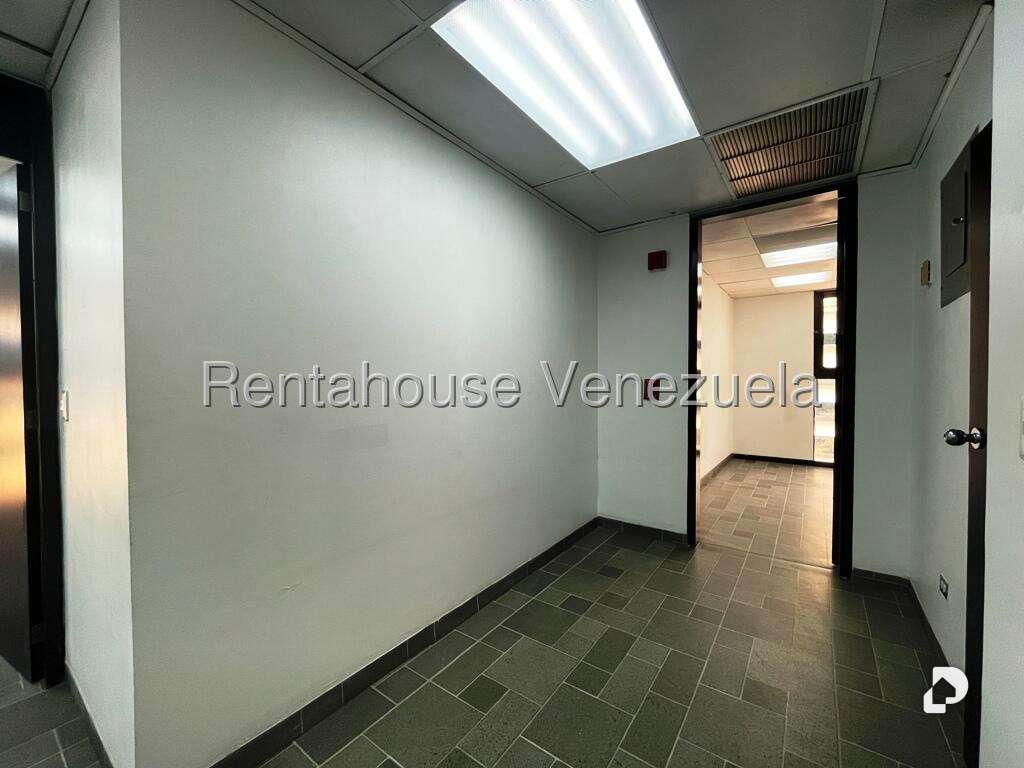 Office in Los Samanes, Caracas – 15