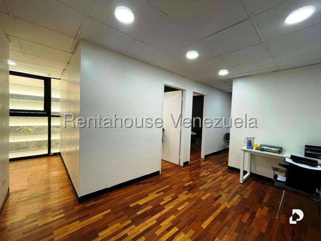 Office in Los Samanes, Caracas – 27