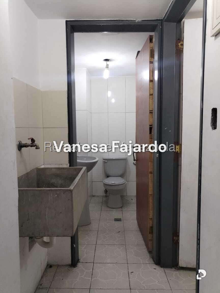 Local comercial en Parroquia La Candelaria, Caracas – 24