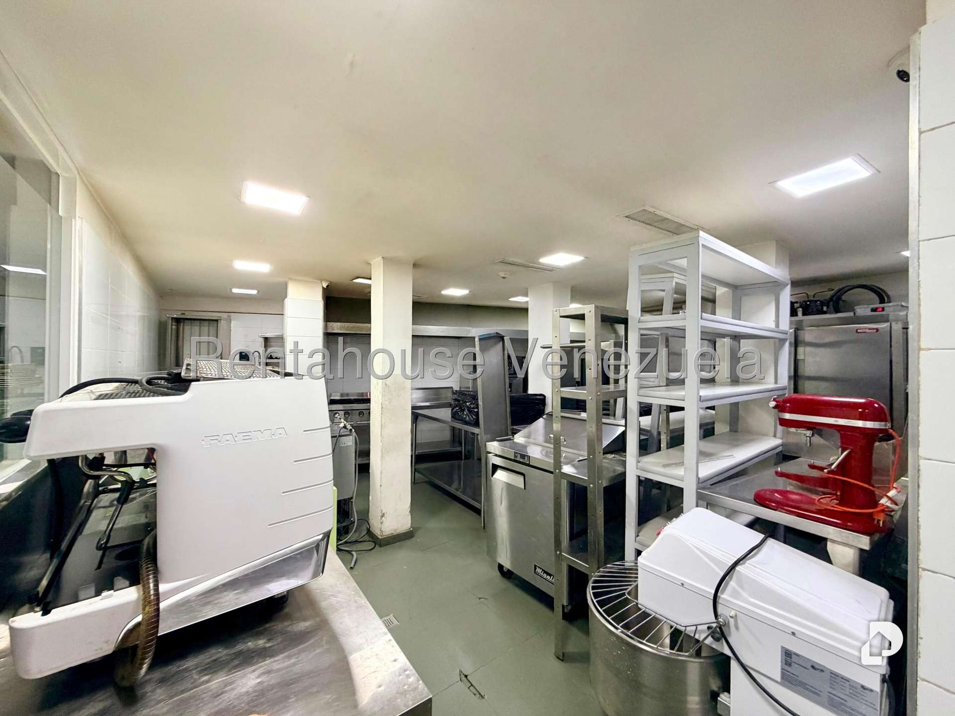 Local comercial en La Florida, Caracas – 12