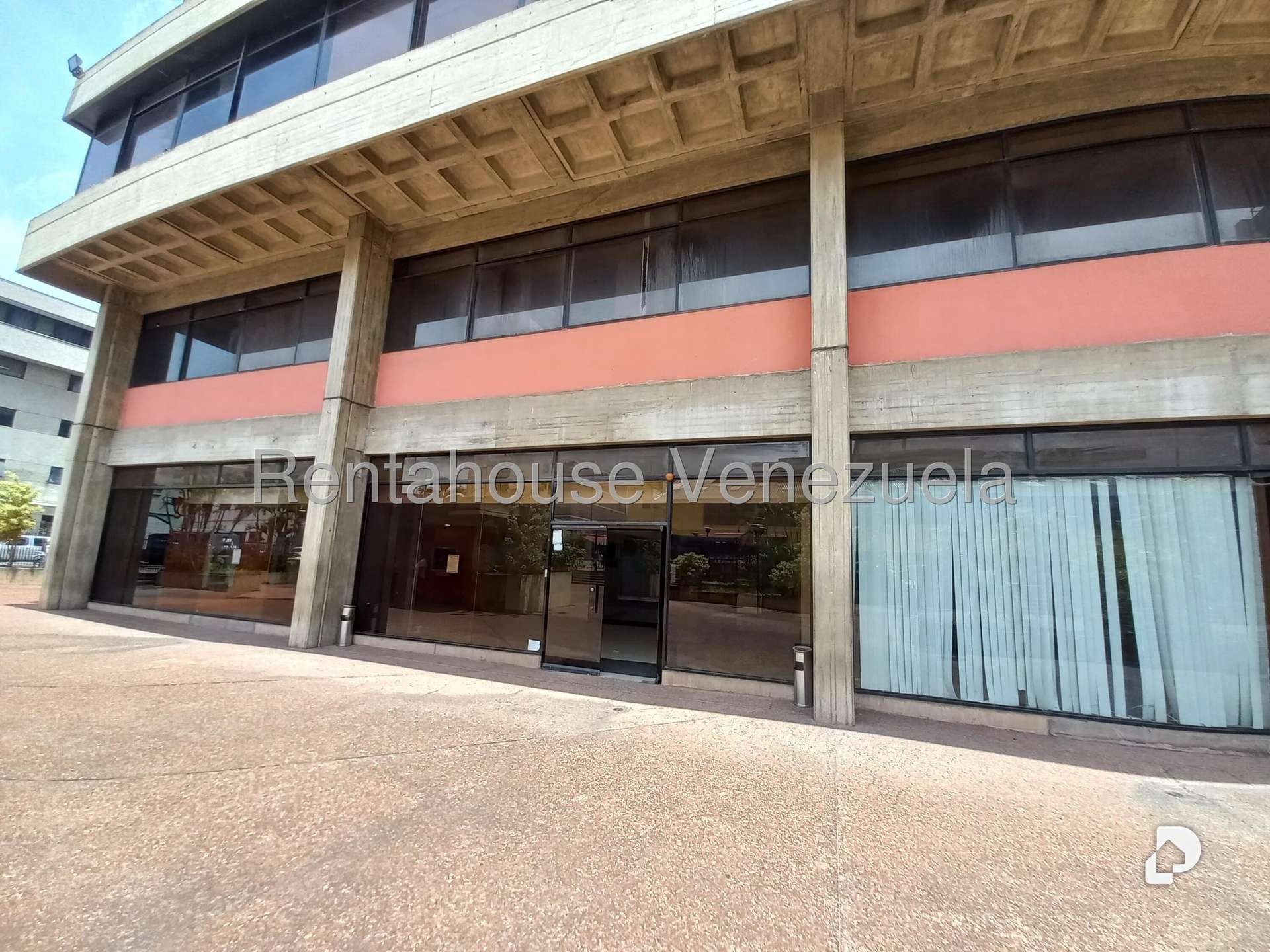 Local comercial en Los Cortijos de Lourdes, Caracas – 2