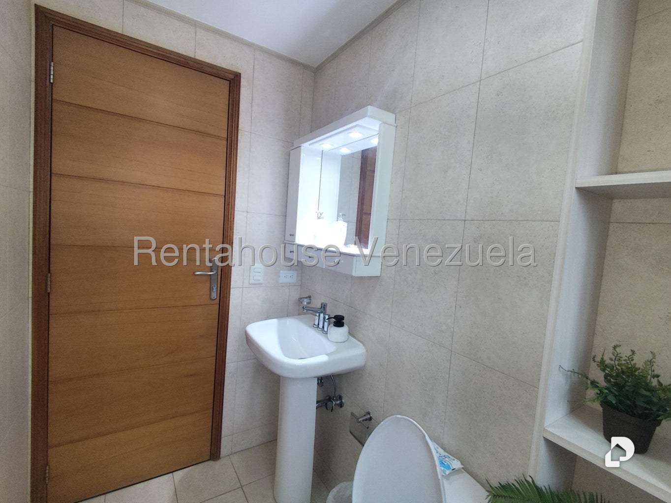Casa en Lomas de La Lagunita, Caracas – 51