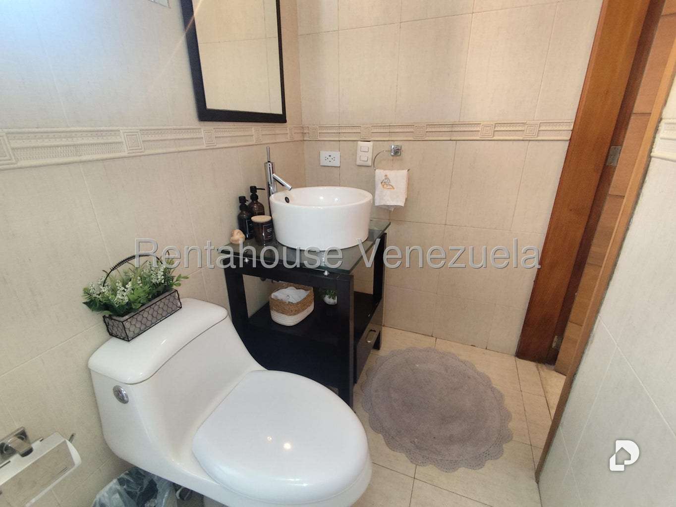 Casa en Lomas de La Lagunita, Caracas – 72