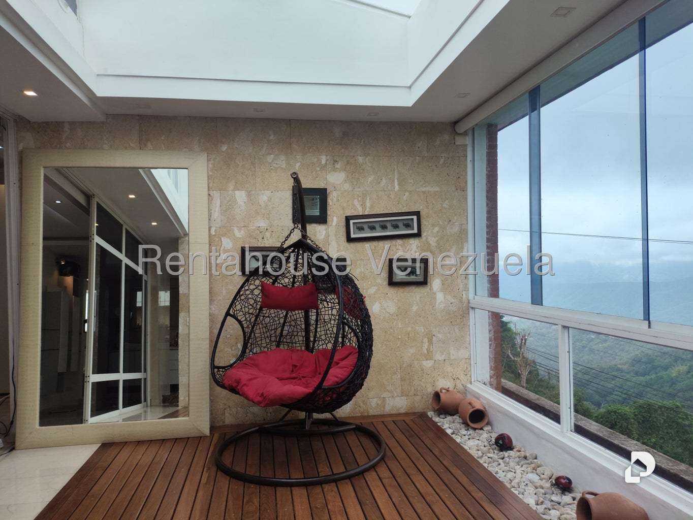 Casa en Lomas de La Lagunita, Caracas – 61