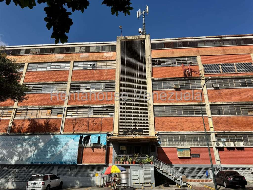 Galpón en Los Cortijos de Lourdes, Caracas - 1