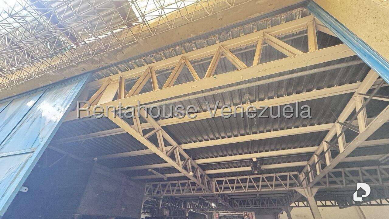 Local comercial en La Urbina, Caracas – 26