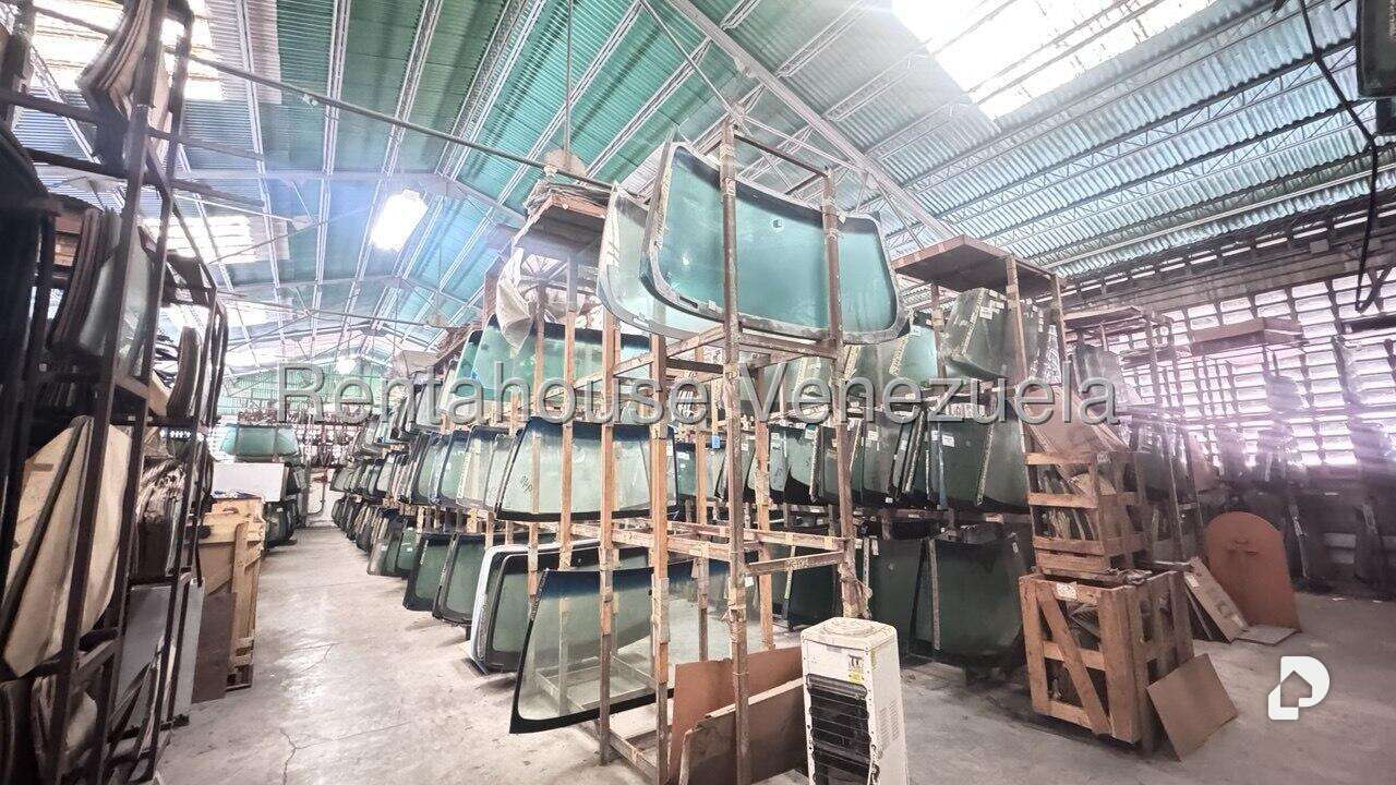 Local comercial en La Urbina, Caracas – 24