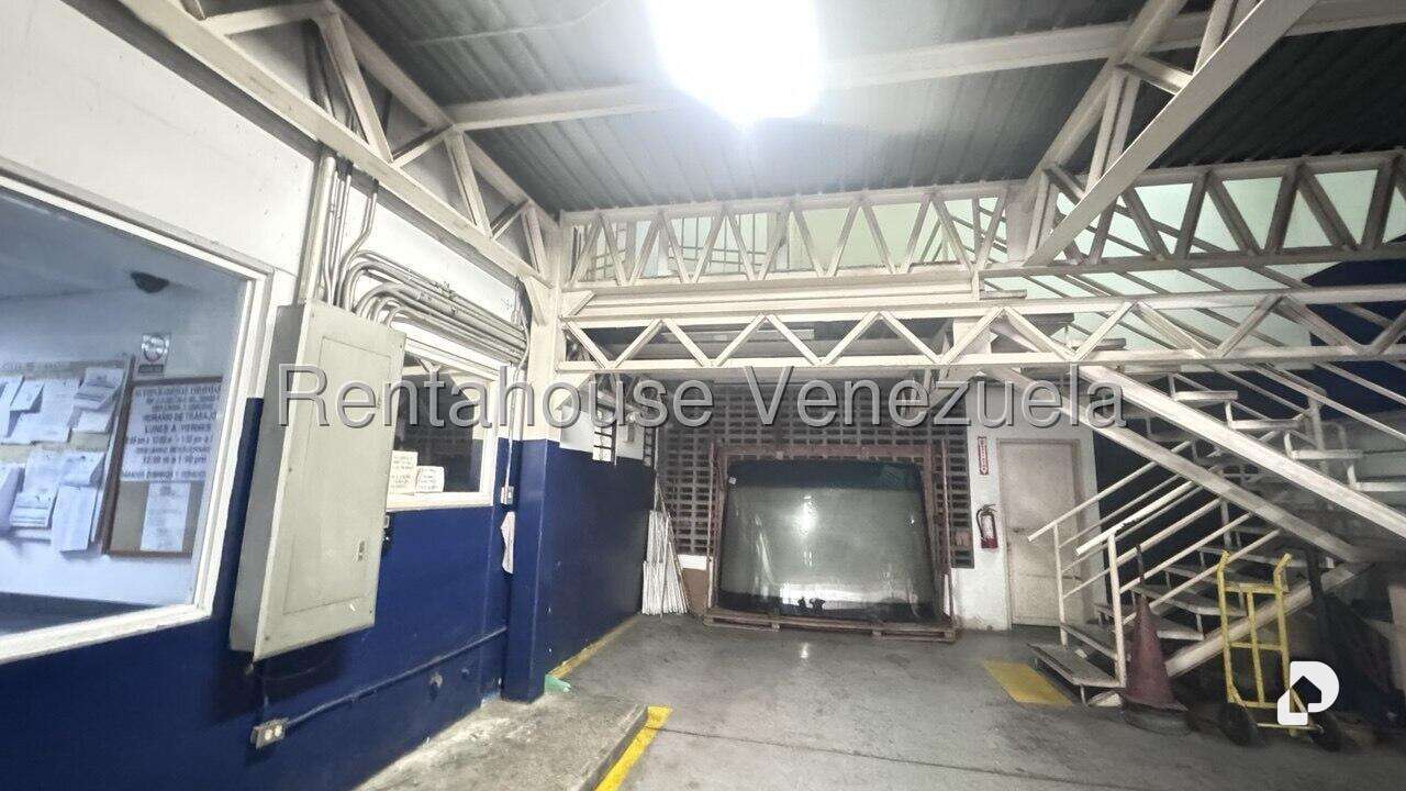 Local comercial en La Urbina, Caracas – 25