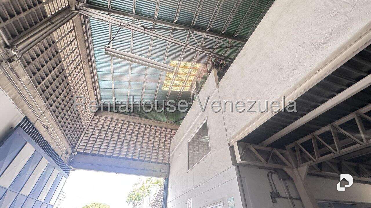 Local comercial en La Urbina, Caracas – 30