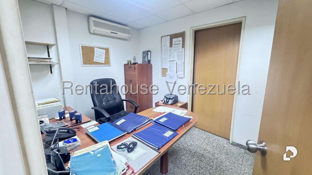 Local comercial en La Urbina, Caracas – 18