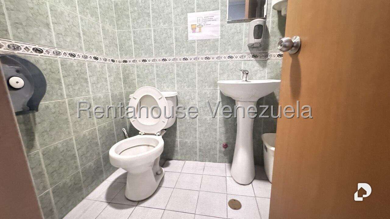 Local comercial en La Urbina, Caracas – 12