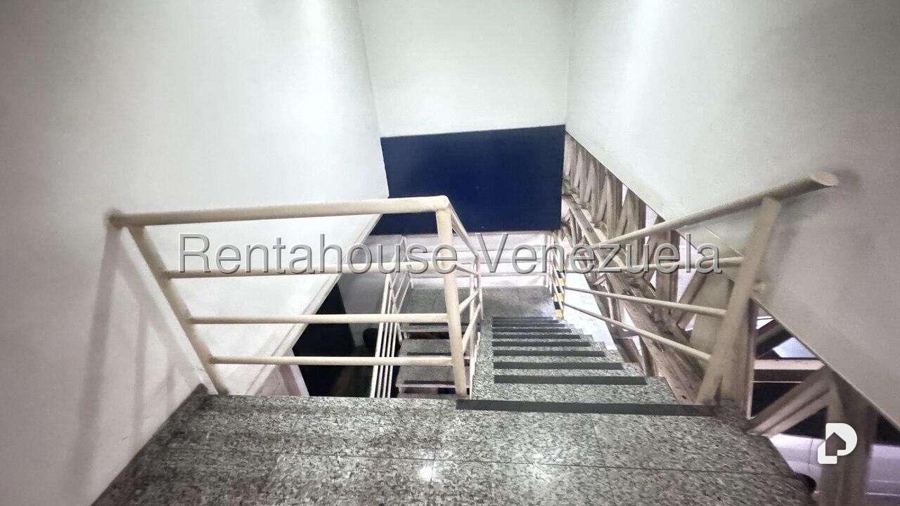Local comercial en La Urbina, Caracas – 17