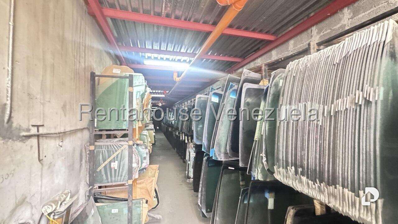 Local comercial en La Urbina, Caracas – 29