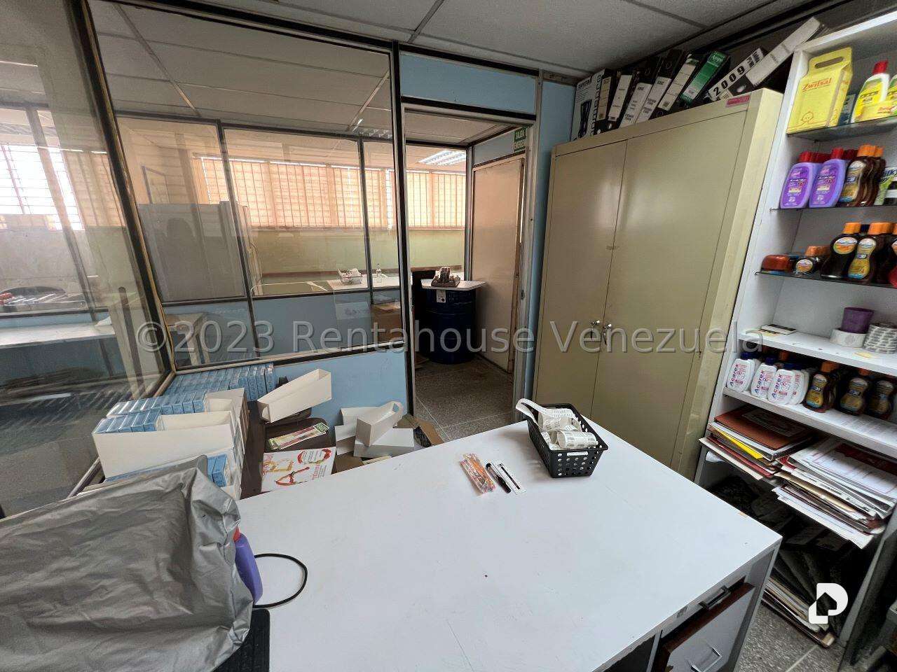 Local comercial en La Urbina, Caracas – 18