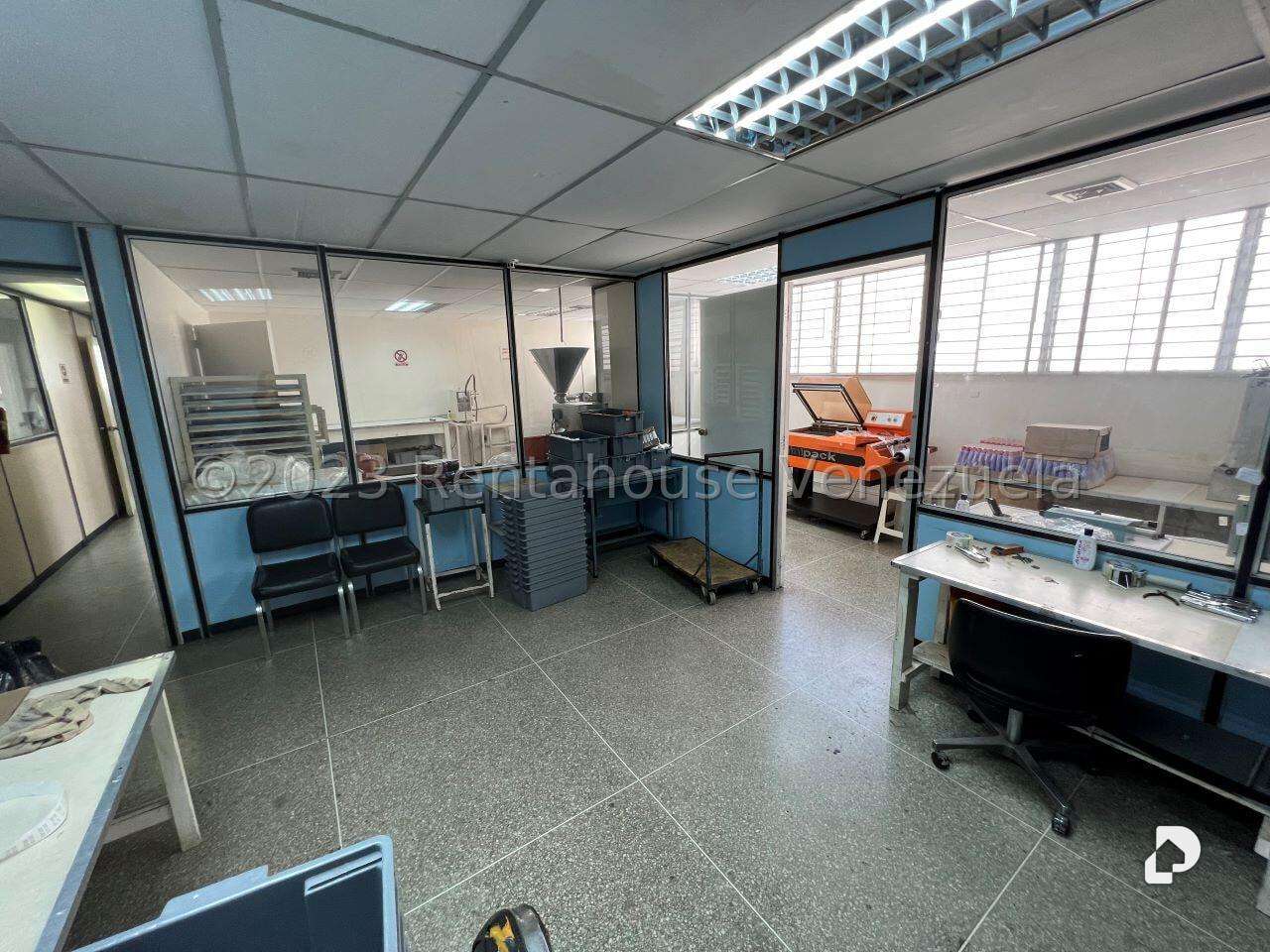 Local comercial en La Urbina, Caracas – 20