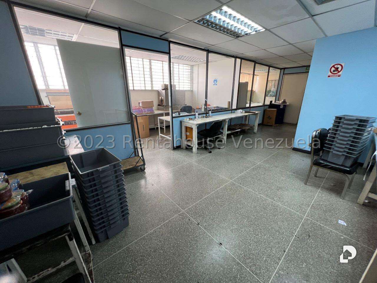 Local comercial en La Urbina, Caracas – 23