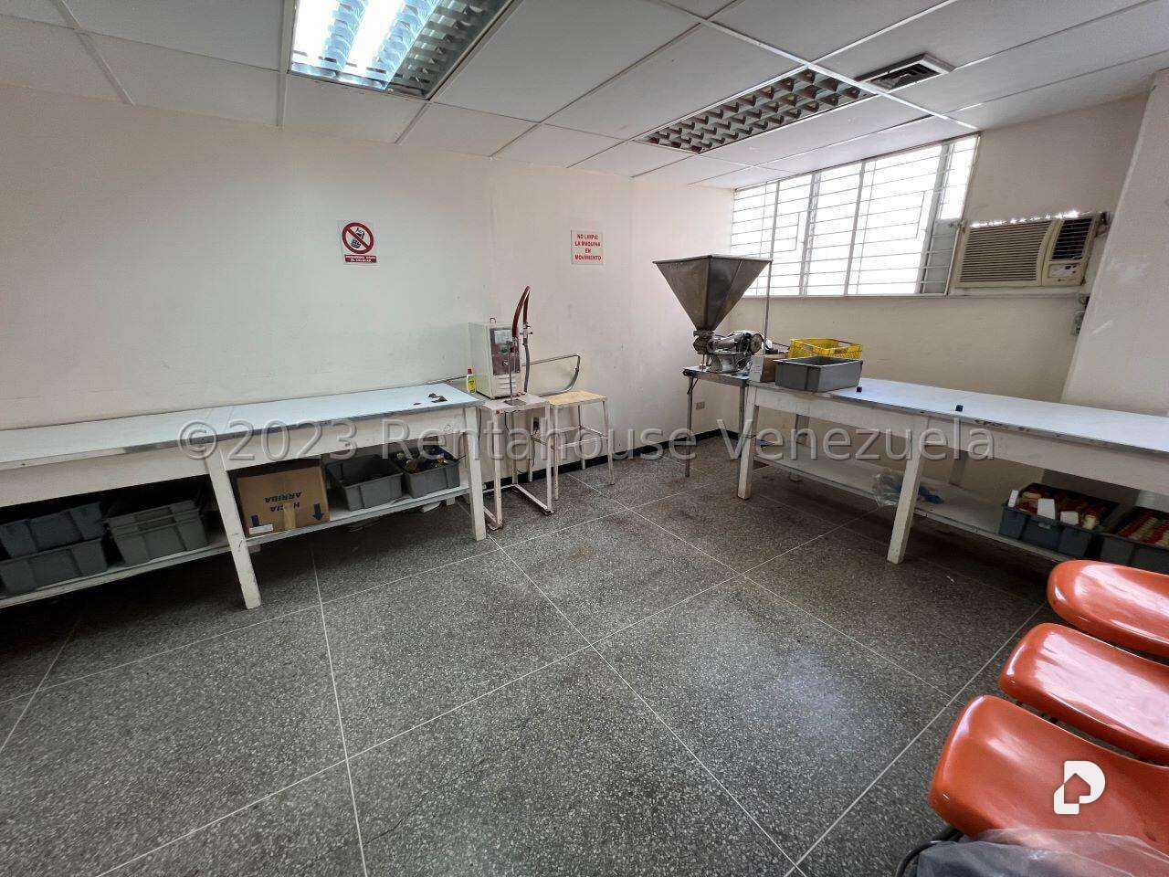 Local comercial en La Urbina, Caracas – 25