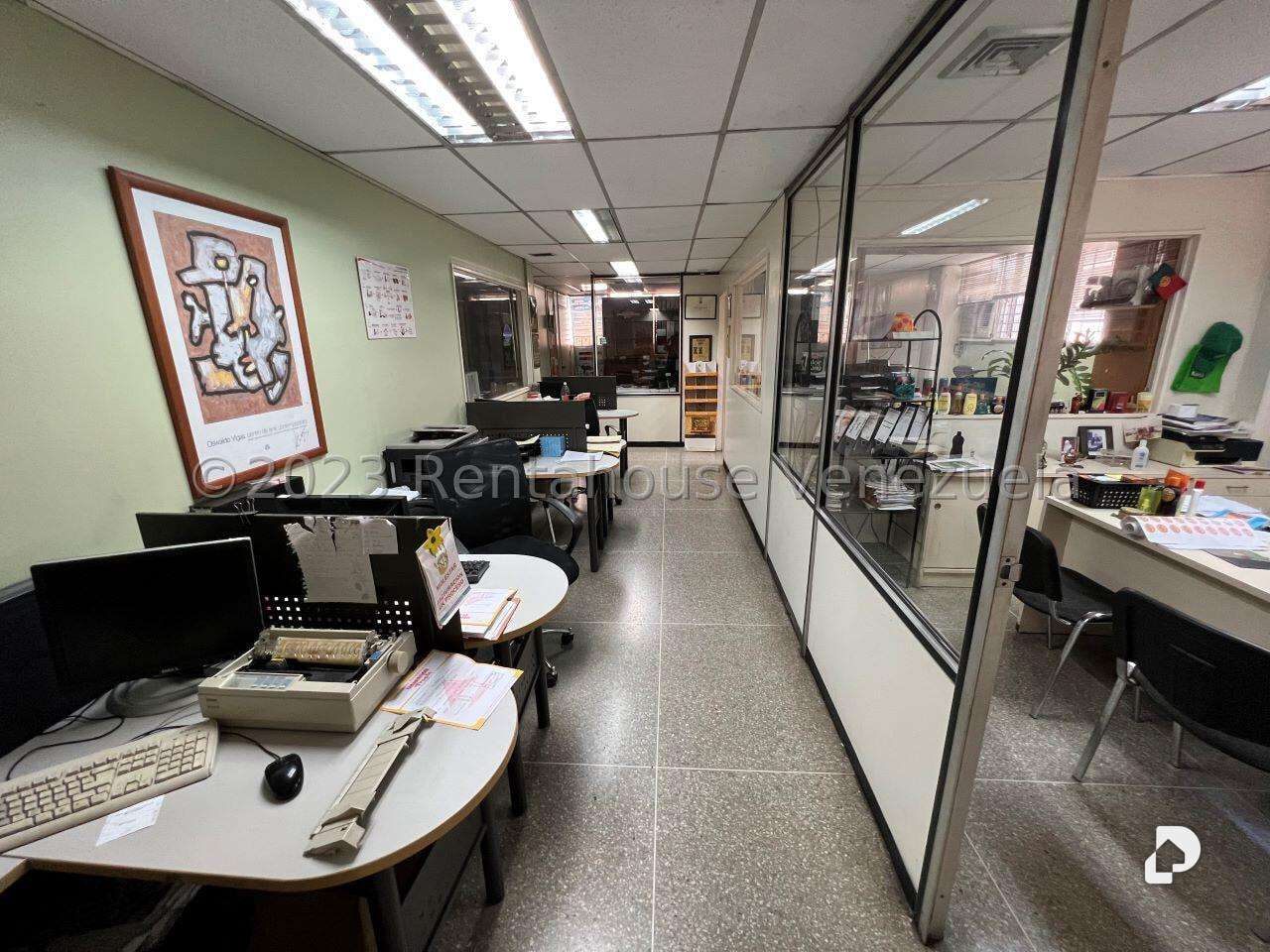 Local comercial en La Urbina, Caracas – 12
