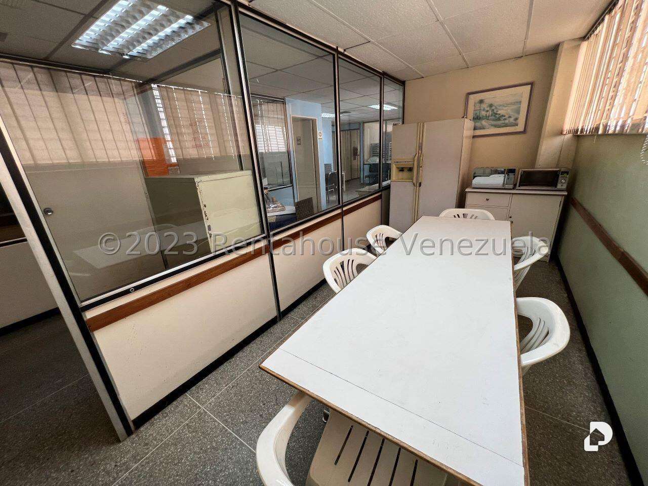 Local comercial en La Urbina, Caracas – 16