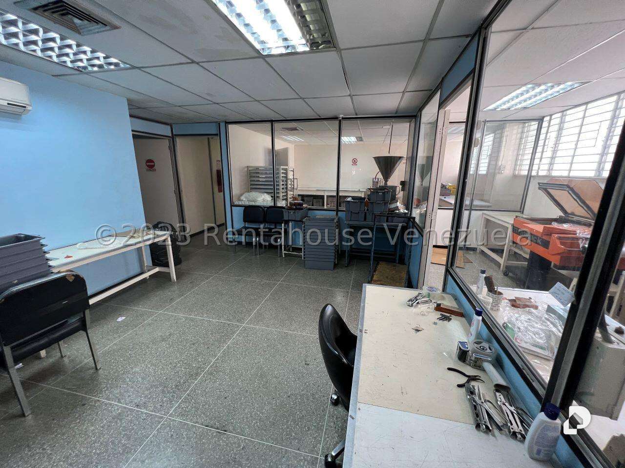 Local comercial en La Urbina, Caracas – 19