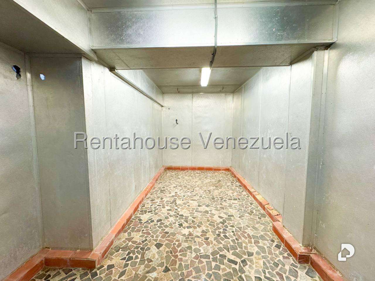 Edificio en La Urbina, Caracas – 15