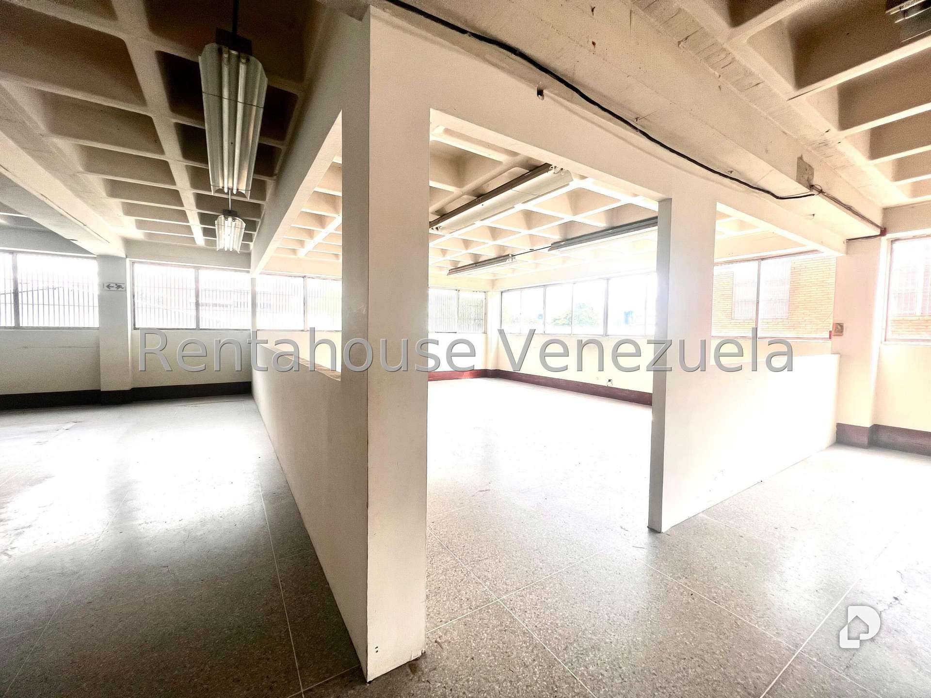 Local comercial en La Urbina, Caracas – 9