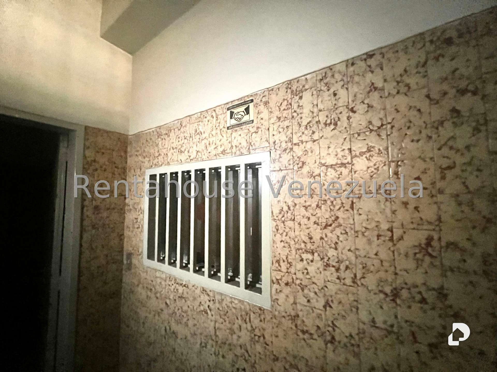 Local comercial en La Urbina, Caracas – 12