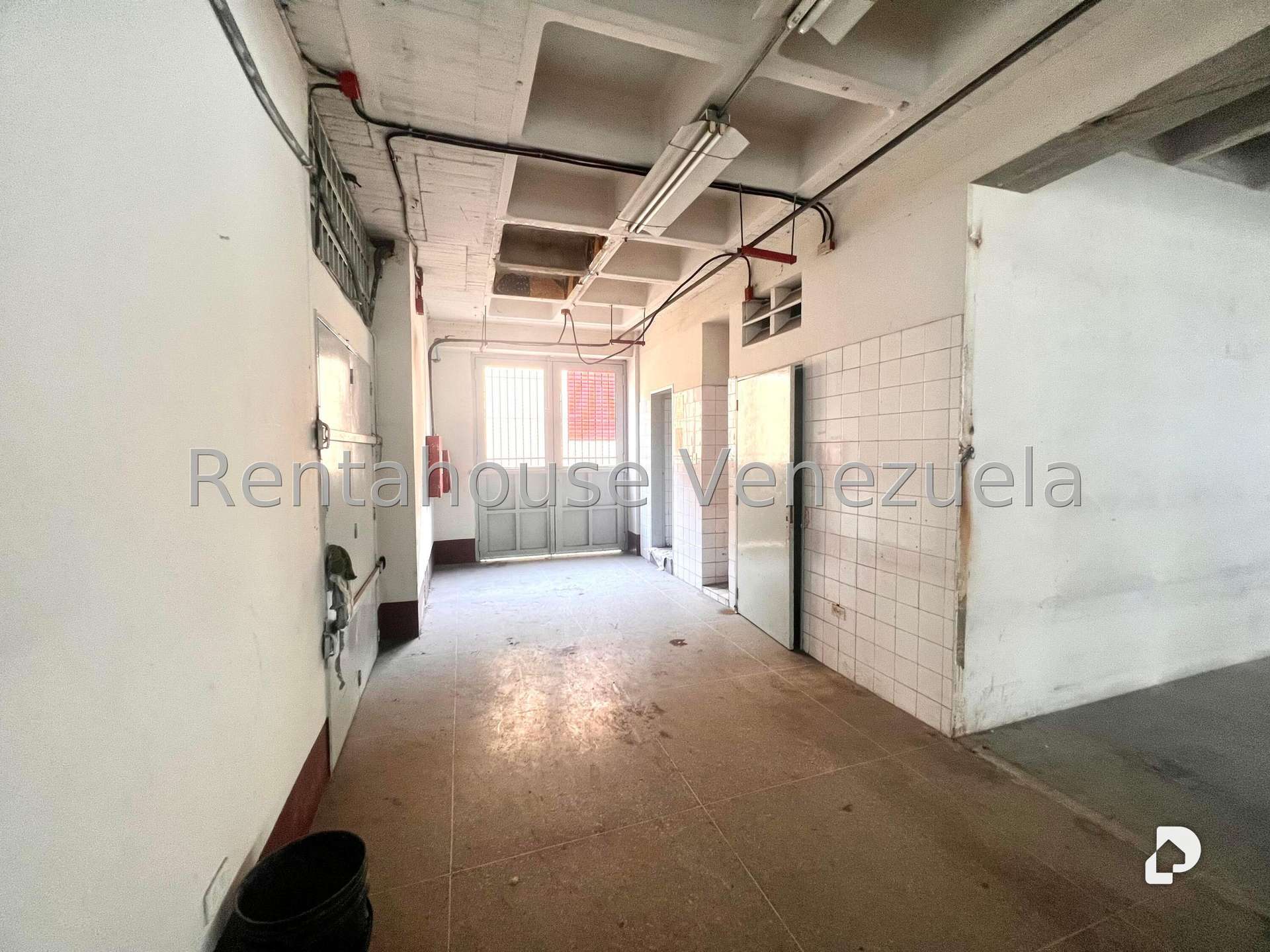 Local comercial en La Urbina, Caracas – 13
