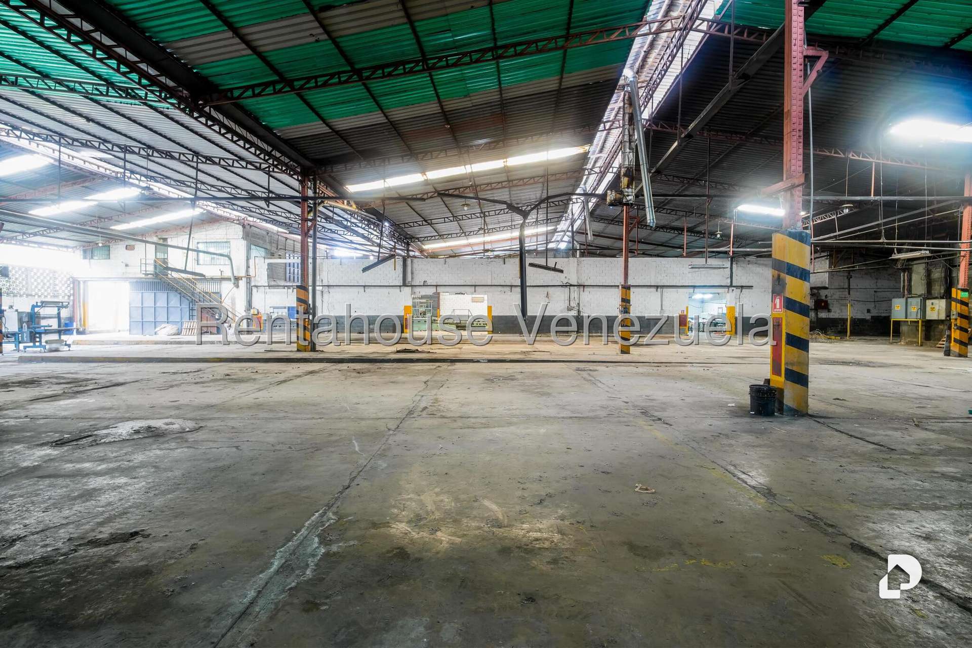 Local comercial en Parque Caiza, Caracas – 17