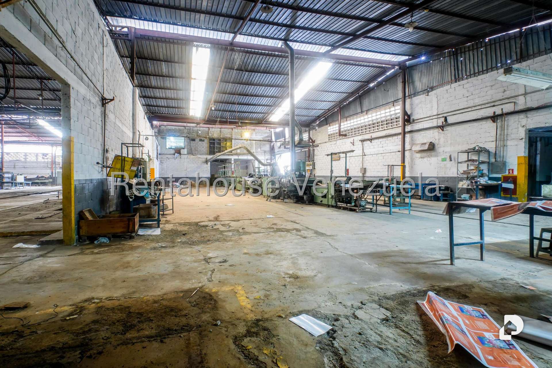 Local comercial en Parque Caiza, Caracas – 19