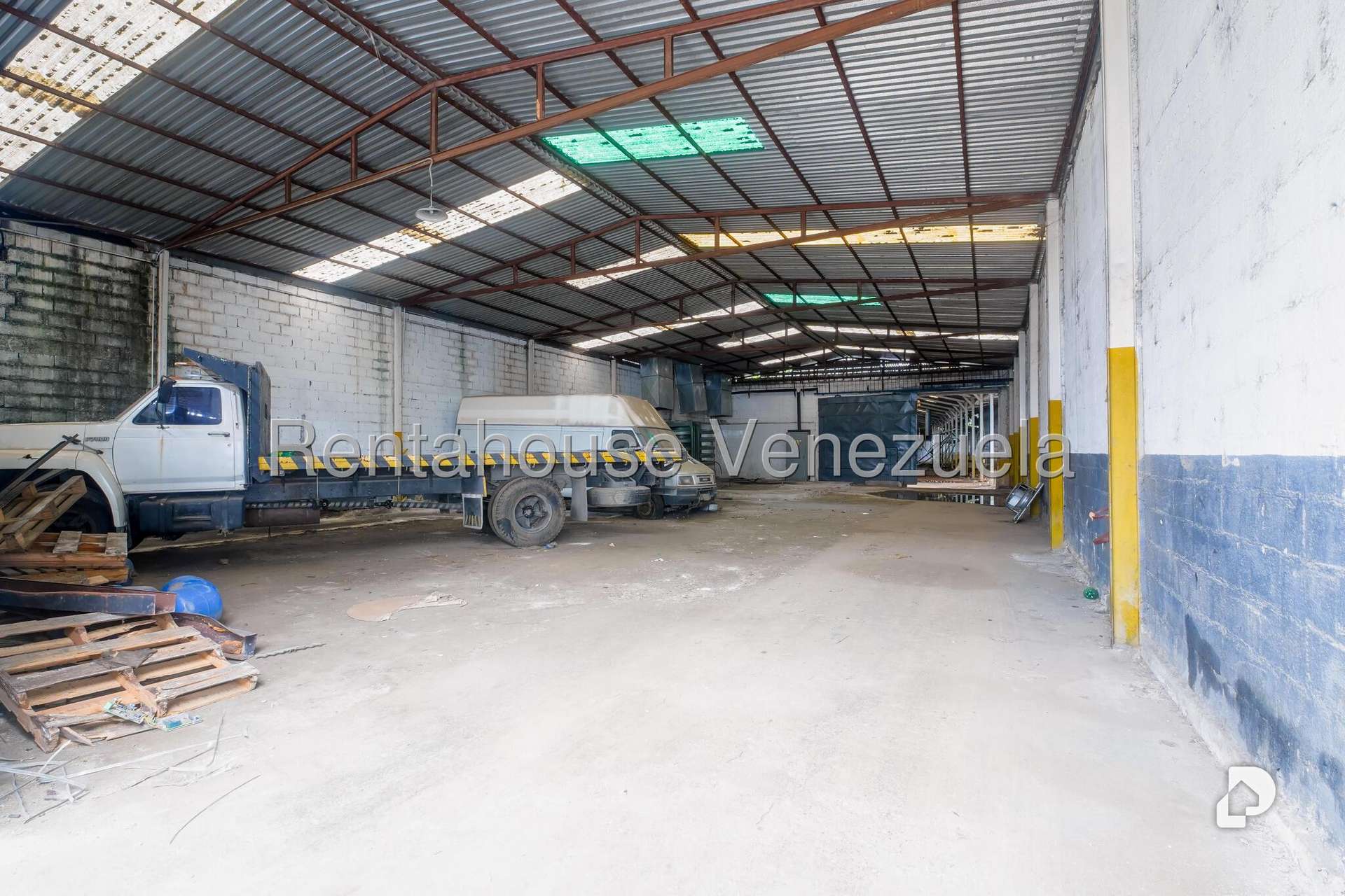 Local comercial en Parque Caiza, Caracas – 11