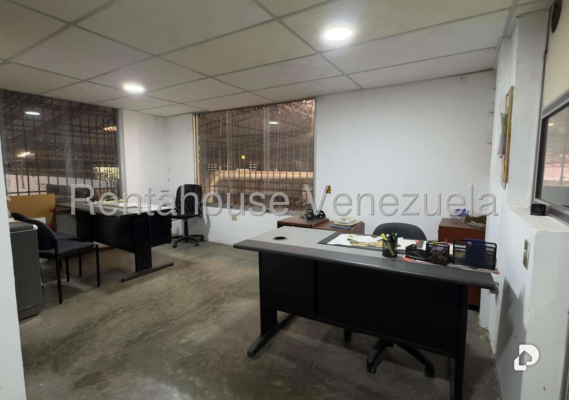 Local comercial en Parque Caiza, Caracas – 27
